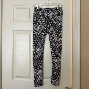 Material Girl Active black and white printed leggings - size M